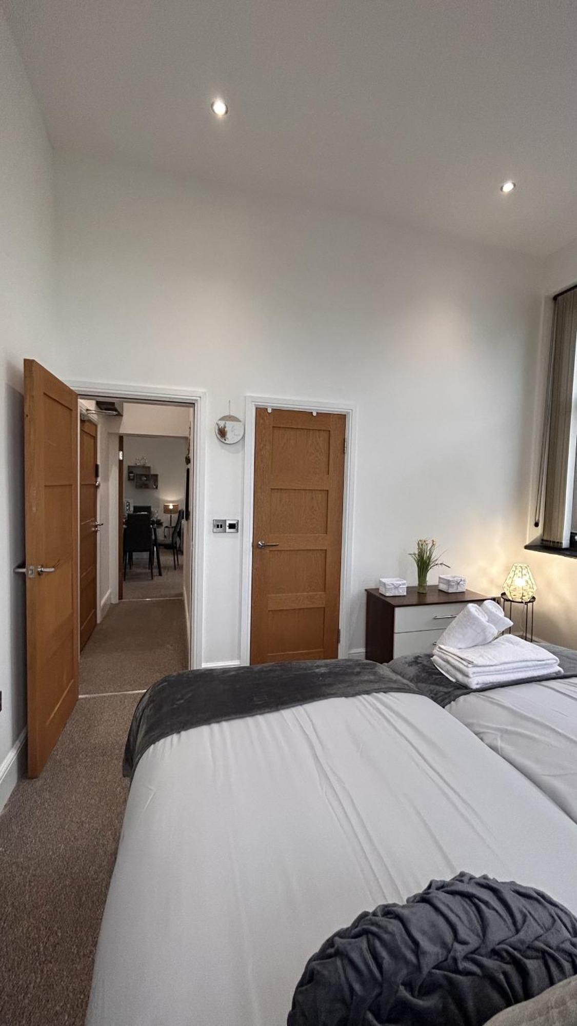 Cozy 1-Bedroom Apartment In The Heart Of Barnsley Town Centre Exterior photo